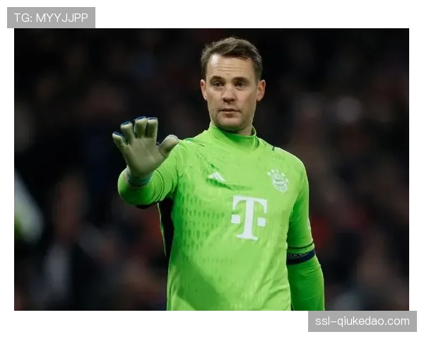 特写:诺伊尔完成德甲第500次出场,赛后获赠纪念球衣